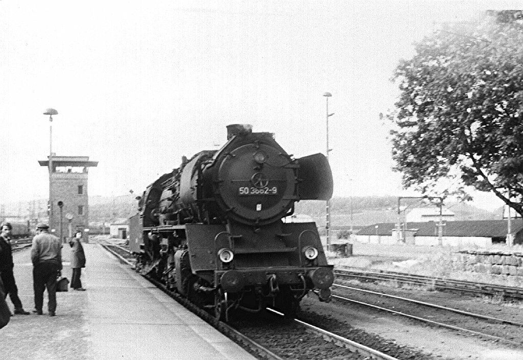 50_3662_Blankenburg_1978.01.jpg - 50 3662 im Bahnhof Blankburg 1978 im normalen Planeinsatz wartet um Umsetzen zu können. Im übrigen wurde ich beim Fotografieren von jemanden Angesprochen was ich da mache. Mir war damals als Schüler nicht bekannt, dass dies Verboten war.