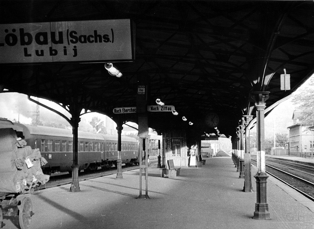 Bahnhof Loebau Sachsen.jpg - Der Bahnhof Löbau in Sachsen. Im Hintergrund sind D-Zug Modernisierungswagen (Bg-Mod-) zu sehen.Da es sich bei diesen Bild um ein Fund aus ehm. DR-Bestand handelt, kann ich keine weiteren Angaben zu diesen Foto machen.