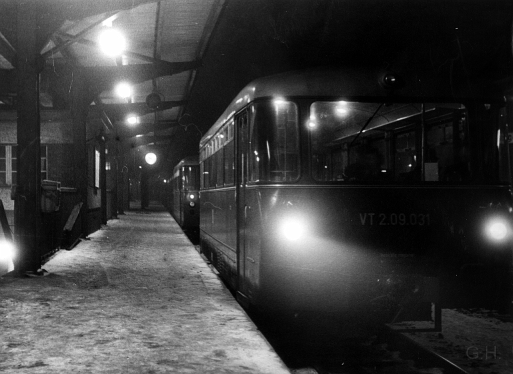 Bahnhof Weißenfels.jpg - Neue Ferkeltaxen warten auf Fahrgäste.
Es könnte sich hierbei auch um den Bahnhof Weißenfels handeln
Da es sich bei diesen Bild um ein Fund aus ehm. DR-Bestand handelt, kann ich keine weiteren Angaben zu diesen Foto machen.
