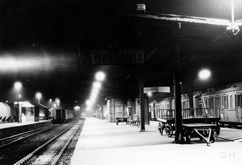 Bahnhof-Weissenfels.02.jpg - Der Bahnhof Weißenfels. Rechts sind noch alte Abteilwagen zu sehen etwas weiter links Reko-Wagen und ganz rechts Kohlenstaubwagen.Da es sich bei diesen Bild um ein Fund aus ehm. DR-Bestand handelt, kann ich keine weiteren Angaben zu diesen Foto machen.