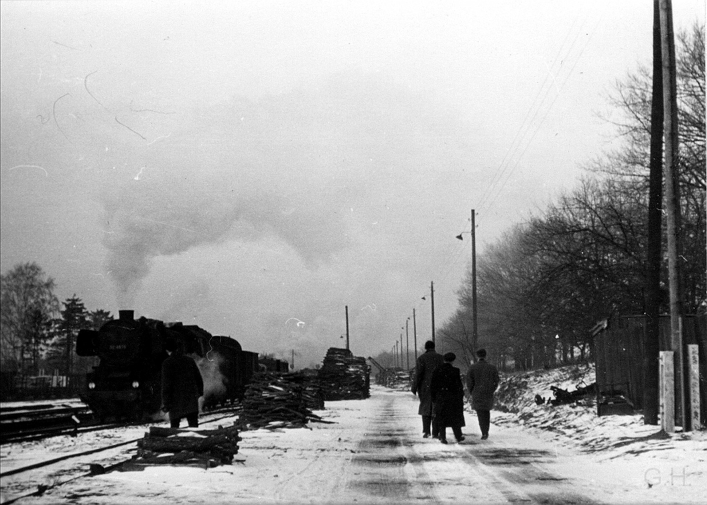 Bahnhof4,Ladestraße.jpg - Bahnhof 4. Ladestraße, Wo? (Bahnhof 2. ist der selbe Ort)
Da es sich bei diesen Bild um ein Fund aus ehm. DR-Bestand handelt, kann ich keine kongreten Angaben zu diesen Foto machen.