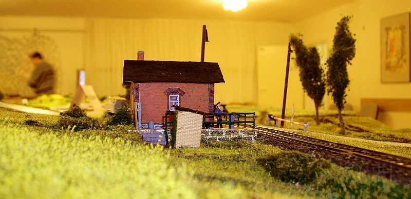 nov.08.013.jpg - Zur Ausstellung vom 15. bis 23. November 2008 in der "Pusteblume" in Halle. Auch das Toilettenhäuschen ist nun vorhanden. Wobei dies ein kompletter Eigenbau ist.