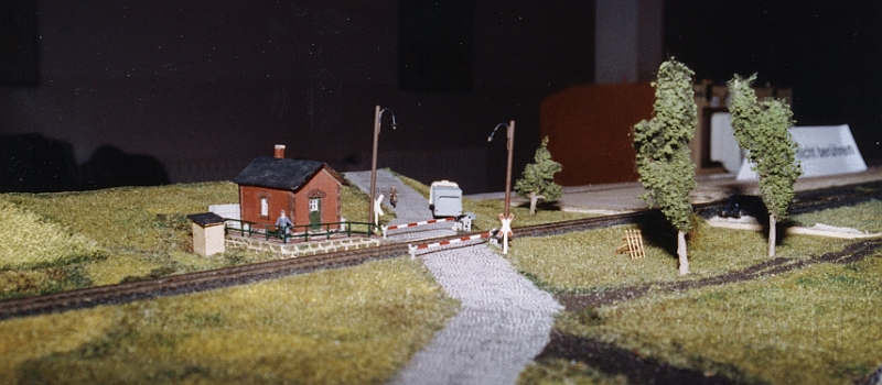 nov.08_021.jpg - Zur Ausstellung vom 15. bis 23. November 2008 in der "Pusteblume" in Halle. Jetzt kann man das Modul als "Ferig" bezeichnen. Wobei man nie, auch mit solch ein kleinen Modul, Fertig wird. Und wenn es solche Sachen wie Beleuchtung oder eine funktionierende Schranke sind.