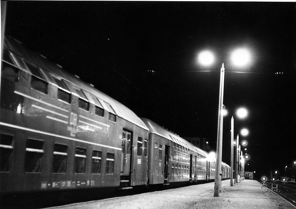 Bahnhof Halle-Nietleben.jpg - Der Bahnhof Halle-Nietleben. Am Ende des Bahnsteigs befand sich damals noch eine Aufsicht. Das neue Stellwerk kann man auch leicht erkennen. Der abgestellte Doppelstockzug wartet auf sein nächsten Einsatz für die Leuna- oder Bunaarbeiter. Als S-Bahneinheit ist dieser Zug viel zu lang. Die Arbeiterzüge für Buna und Leuna passten zur damaliger Zeit gerade noch in den Tunnelbahnhof von Halle-Neustadt. Zu diesen Foto kann ich keine weiteren Angaben machen, da es sich um ein Fund aus ex. DR Bestand handelt.