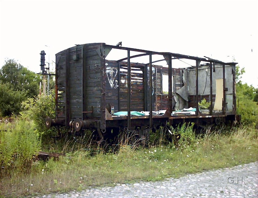 Bahnhof Halle-Nietleben_09.JPG - Bahnhof Halle-Nietleben, so sah der Wagen von den schwarz-weiß Foto aus den Jahr 1990 im Jahr 1998 aus.