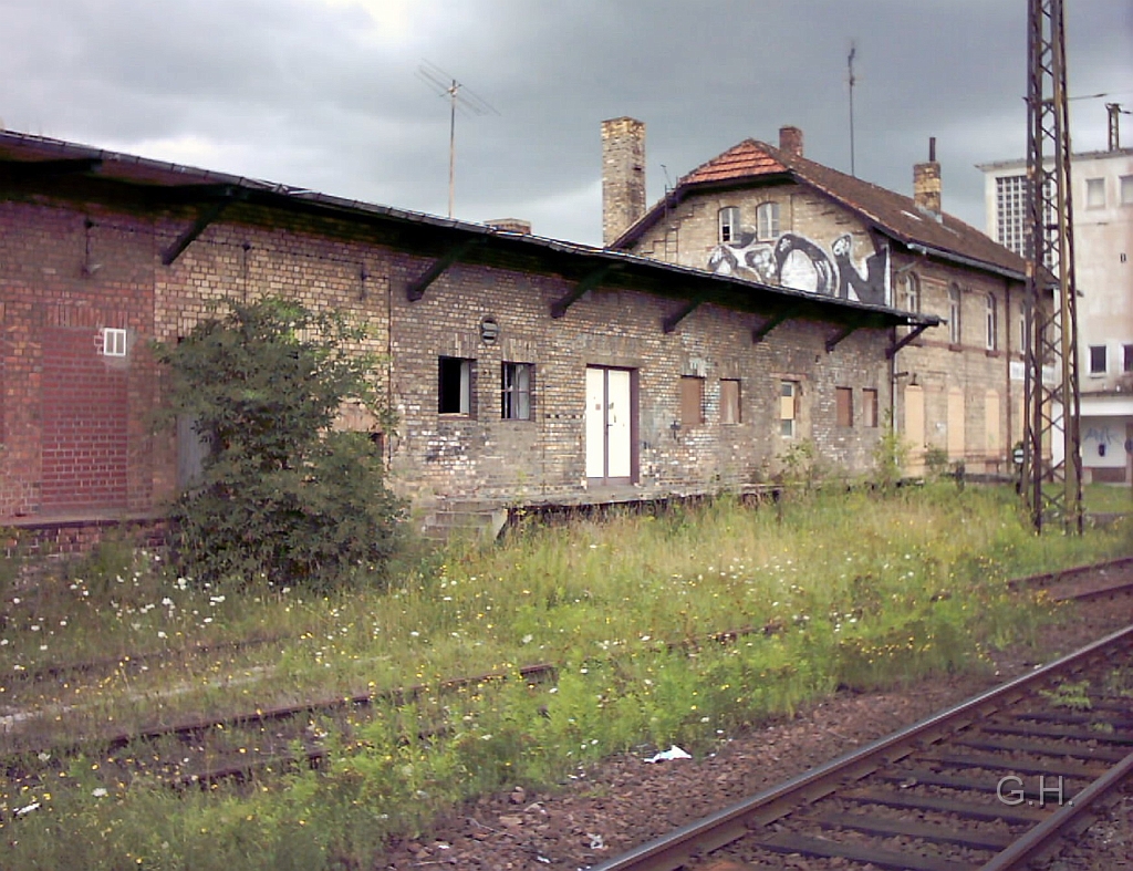 Bahnhof Halle-Nietleben_14.JPG - Das Bahnhofsgebäude von Halle-Nietleben wird seit einiger Zeit nicht mehr genutzt. In den früheren Güterschuppen befand sich zu DDR-Zeiten, bis etwa zur Auflösung der DR,  eine Außenstelle der Bm (Bahnmeisterrei) Halle. Einzig das Stellwerk, ein Neubau aus DDR-Zeiten, ist noch in Betreib. Im übrigen gehörte das Bahnhofsgebäude einst zur Halle-Hettstedter Eisenbahn. Die Aufnahme ist aus den Sommer 2005.
