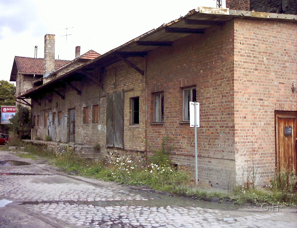 Bahnhof Halle-Nietleben_15.JPG - Der Bahnhof Halle-Nietleben von der Ladestraße aus. In den vorderen und nachträglichen Anbau befand sich die Heizungsanlage für den Bahnhof, das Stellwerk und den weiteren Barraken von (Bm u. Schule) der DR.