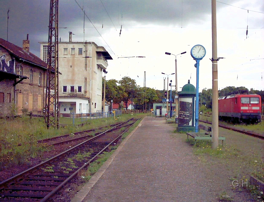 Bahnhof Halle-Nietleben_18.JPG - Der Bahnhof Halle-Nietleben im Jahr 2005 als Vergleich zu den schwarz-weiß Foto. Eine Aufsicht gibt es schon lange nicht mehr, aber das kleine Gebäude auf den Bahnsteig steht noch. Der S-Bahnverkehr nach Halle-Dölau ist auch schon seit einiger Zeit eingestellt. Die Nahverkehrszüge über das Buna-Werk nach Merseburg wurden ab Januar 2008 eingestellt.