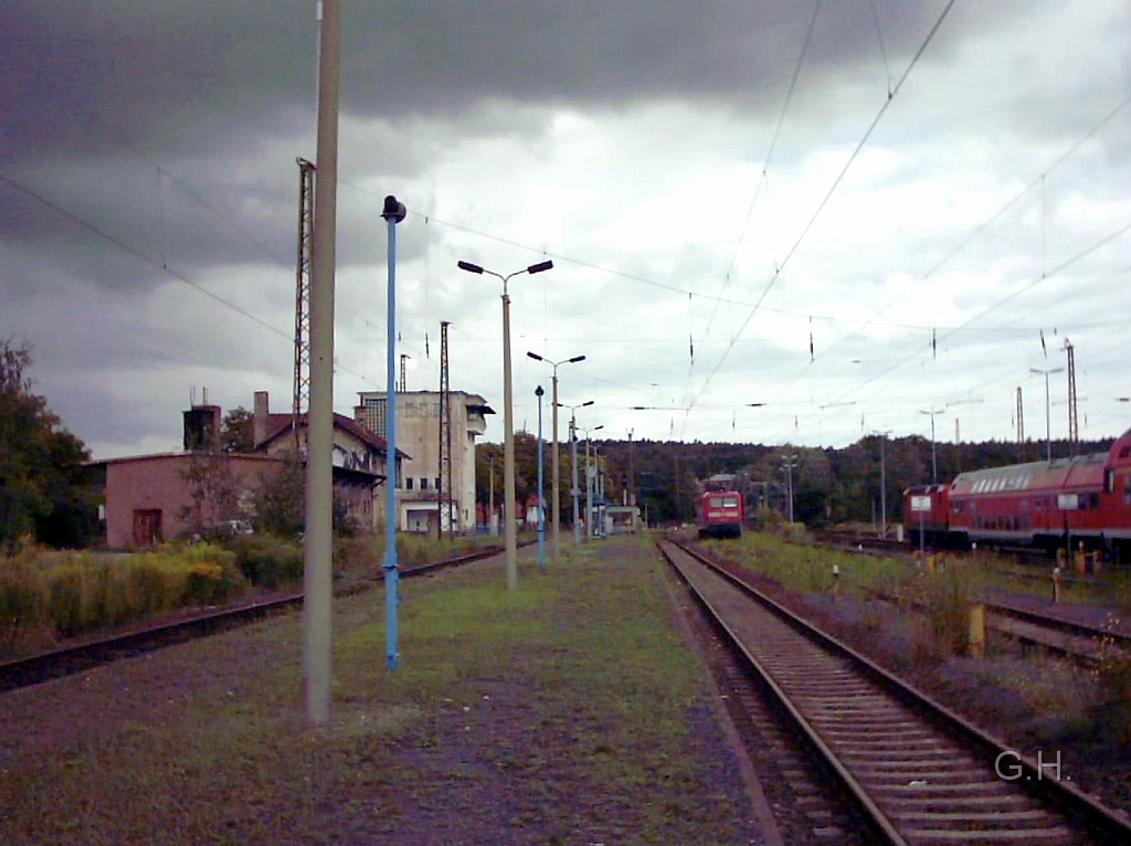 Bahnhof Halle-Nietleben_19.JPG - Der Bahnhof Halle-Nietleben im Jahr 2005 als Vergleich zu den schwarz-weiß Foto. Eine Aufsicht gibt es schon lange nicht mehr, aber das kleine Gebäude auf den Bahnsteig steht noch. Der S-Bahnverkehr nach Halle-Dölau ist auch schon seit einiger Zeit eingestellt. Die Nahverkehrszüge über das Buna-Werk nach Merseburg wurden ab Januar 2008 eingestellt. Heute verkehren nur noch im 30 min Takt die S-Bahn nach Halle-Trotha über den Hbf.
