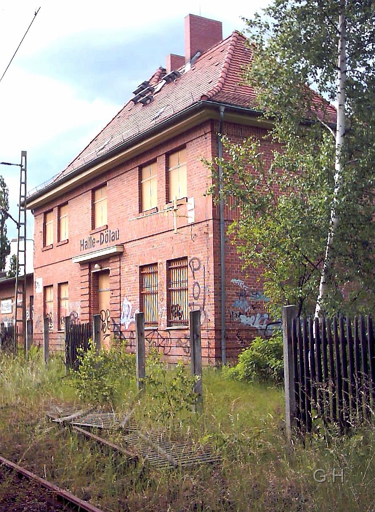 H-D0003.JPG - Der Bahnhof Halle-Dölau, der ex. HHE, im Jahr 2005. Auch hier, durch die Einstellung des S-Bahnverkehrs, holt sich die Natur das Gelände zurück. Das Bahnhofsgebäude wurde lange vor der Betriebseinstellung schon nicht mehr genutzt. Wobei im Erdgeschoss sich Diensträume (Fahrkarte, Gepäck, Fahrdienstleiter u. Aufsicht sowie Warteraum) befanden und im Obergeschoss wie früher üblich Wohnräume.