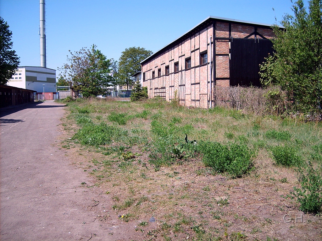 Halle_Ibhf-Turmstr.49.JPG - Am 4. Mai 2007 der Industriebahnhof in der Turmstraße. Der Lokschuppen, daneben lagen früher die Gleise auf der heutgen Wildwuchsfläche. Diese gingen über die Straße zum Bahnhof Klaustor und zum Sopieenhafen. Wobei auf diesen Weg noch einige Anschlüsse zu Fabriken vorhanden waren. Zu den größten gehörte dabei das Gaswerk auf den Holzplatz sowie das dortige alte Heizkraftwerk von Halle. Ab den Bahnhof Klaustor begann auch der Personenverker der Halle-Hettstedter Eisenbahn. Als letztes war nur noch der Anschluss zum Heizwerk, was heute ein Autohaus beherbert,  auf den Holzplatz vorhanden.