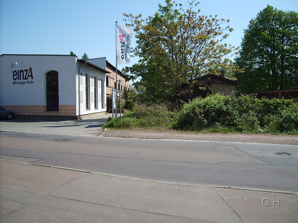 Halle_Industriebahnhof-Turmstr.30.JPG - Am 4. Mai 2007 der Industriebahnhof in der Turmstraße. Von hier aus ging das Gleis weiter in Richtung Bahnhof Klaustor. Die Straße war durch eine handbetreibene Vollschranke abgesichert. Auf der anderen Seite, in Blickrichtung, kam das Gleis vom Thüringer Bahnhof. Vor der Übernahme der HHE durch die DR war das die Übergabestelle von DR und HHE.