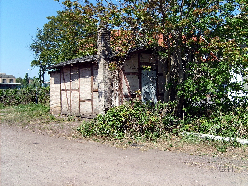 Halle_Schrankenwaerter_Ibhf-Turmstr.51.JPG - Am 4. Mai 2007 der Industriebahnhof in der Turmstraße. Der alte Schrankenposten für den Bahnübergang in der Turmstraße. Das ist die Rückseite des Gebäudes. Die Gleise befanden sich auf der anderen Seite des Gebäudes.