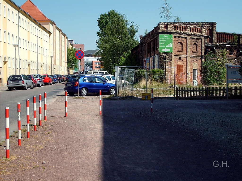 Halle_Turmstr.06.JPG - Am 4. Mai 2007 in der Turmstraße. Rechts ist ein Rest der Maschienenfabrik Halle, welche mehrere Anschlussgleise hatte. Hier war auch nach rechts ein Anschlussgleis zu diesen Beriebsteil der Mafa Halle vorhanden. Das Hauptgleis ging gerade aus weiter, dort wo jetzt die Autos Parken. Dabei ging das Gleis noch weiter über die nächste Kreuzung Pfännerhöhe. Und endete auf den Gelände eines Betriebsteil der damaligen Maschienenfabrik Halle. Dort wurden die Gleise im November 1994 entfernt.