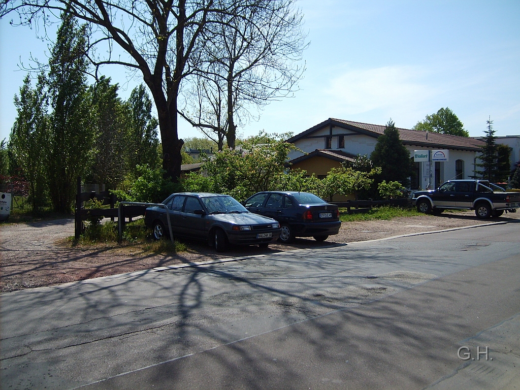 Halle_Turmstr.28.JPG - Am 4. Mai 2007 am Industriebahnhof Turmstraße. Das rechts zu sehende Gebäude gehörte zum Lokschuppen  des Industreibahhofs Halle. Auf den Weg links, der von hinten kommt, lag früher das Gleise für die 1000 mm Hafenbahn.  Der Gütertransport erfogte mittels Rollböcken. Wobei in den letzten Betreibsjahren  auch Rollwagen verwendet wurden. Die Betriebe haben generell Normalspurgüterwagen geliefert bekommen.