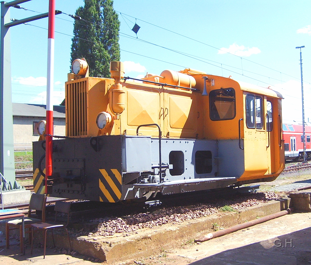 Koe_00x_Industriebahn-Halle_010(2).JPG - Eine der Köf II der ex. Industriebahn Halle ist jetzt im DB Museum in der Berliner Straße auf diesen Sokel abgestellt worden. Leider ist nicht erkennbar ob es sich um die 199 003 oder 004 handelt. Das Foto entstand beim Sommerfest im Museum am 5. Juli 2009.