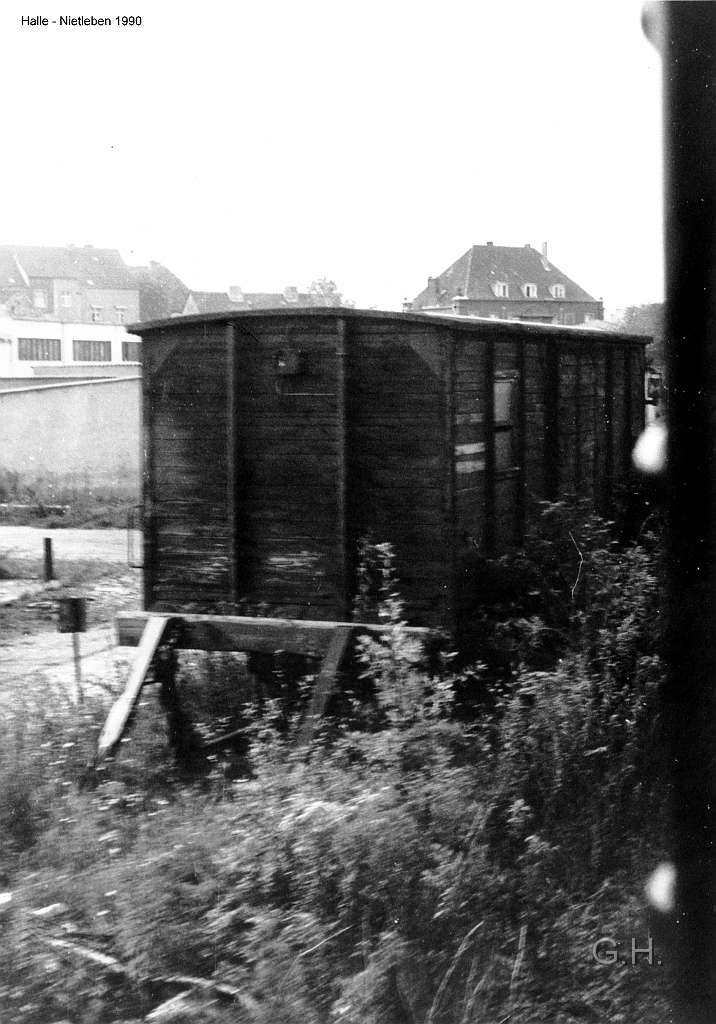 nietleben_wagen.jpg - Bahnhof Halle-Nietleben ein abgestellter Gepäckwagen? von der ex. Halle-Hettstedter Eisenbahn oder? Die Aufnahme entstand 1990 bei der Sonderfahrt vom Hbf Halle /Saale nach Schochwitz. Der Anlass waren die Feierlichkeiten zu "100. Jahre Hauptbahnhof Halle / Saale".