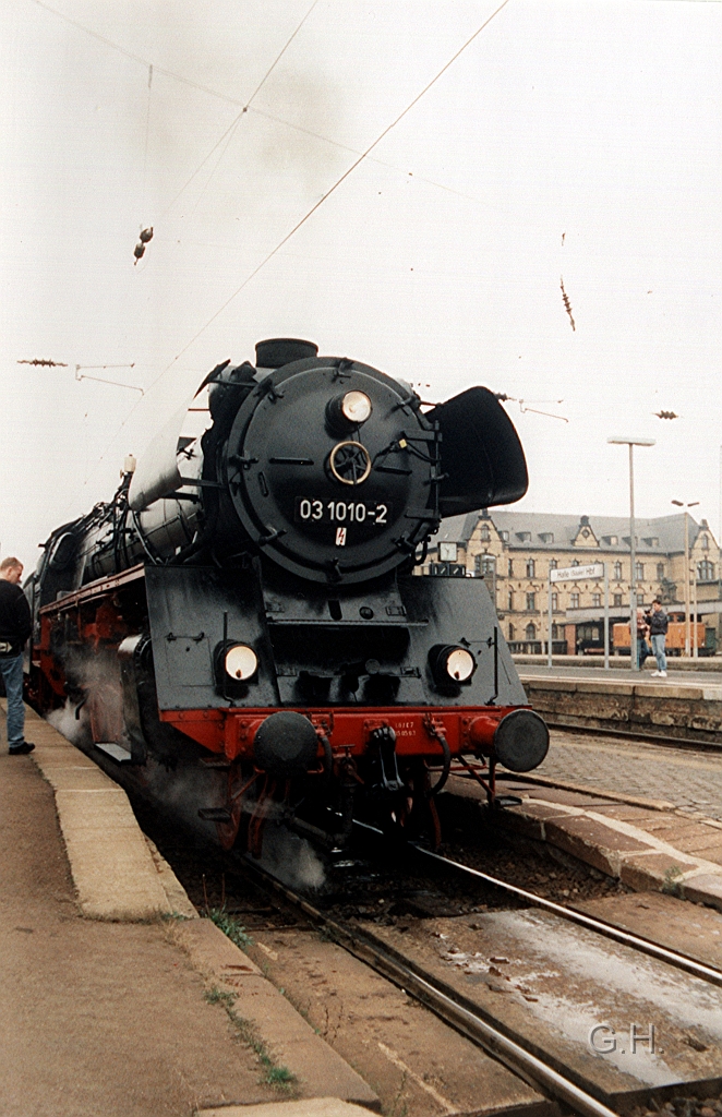 03.1010_Halle_Hbf-001.jpg - Hbf Halle / Saale am Bahnsteig 2. am 26. Oktober 1996. Die 03 1010 ist Abfahrbereit vor einen Sonderzug nach Arnstadt. Der Sonderzug kam aus Berlin.
