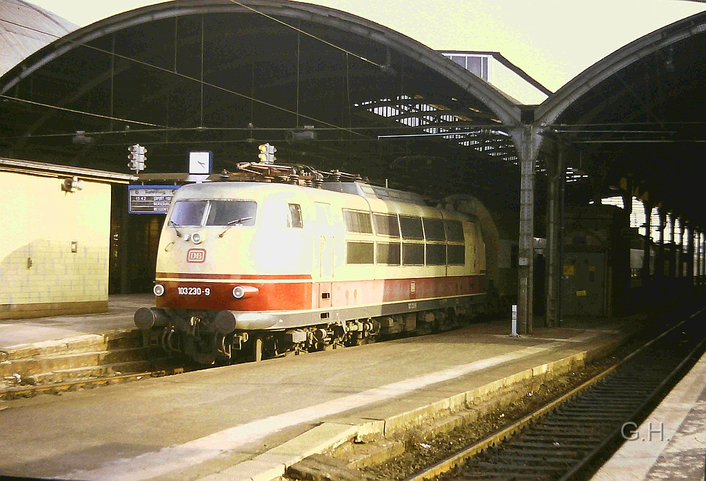103_230_Hbf-Halle_N-Zug-Dessau_03.1993.01(2).JPG - Am Bahnsteig 5. steht im März 1993 der Nahverkehrszug mit der 103 230 bereit zur Abfahrt in Richtung Dessau.