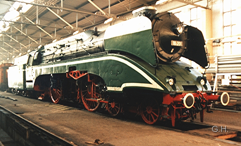 18.201_VESM_Halle.001.jpg - Am 2. Dezember 1994 in der Halle der ehemaligen Versuchs- und Meßanstalt (VSEM) der DR in Halle. 18 201 ohne Treibachse welche bei der Entgleisung am 16. Oktober 1994 im Bw Staßfurt beschädigt wurde und zu diesen Zeitpunkt zur Reperatur ist. Heute wird diese Halle von DB Regio genutzt um komplette Wendezüge zu Warten. Aus diesen Grund wurde die Halle auch bei der Modernisierung entsprechend verlängert.
