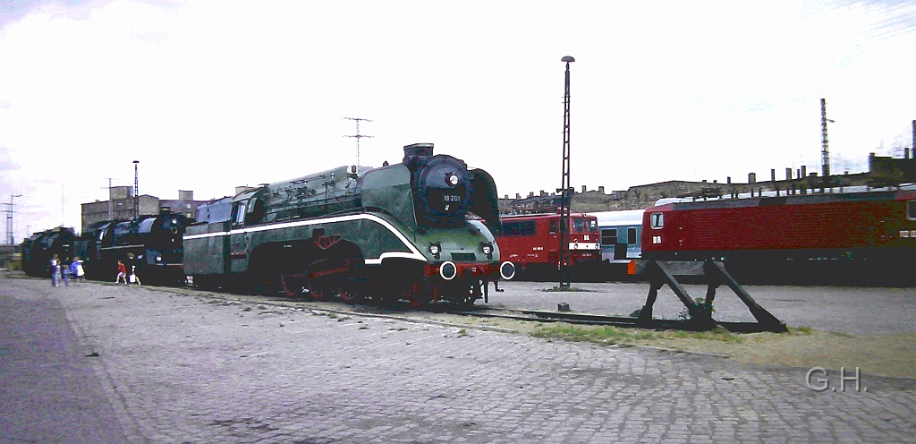 18_201_GA-Halle_25.04.1992.01(2).JPG - Aus Anlass 25. Jahre S-Bahnbetrieb in Halle gab es auf der GA (Güterabfertigung) Halle eine Fahzeugschau am 25. April 1992. Im Vorderund die 18 201, dahinter die 03 1010 als beriebsfähige Maschienen und dahinter auch aus Halle die 52 9900 Kohlenstaublok.