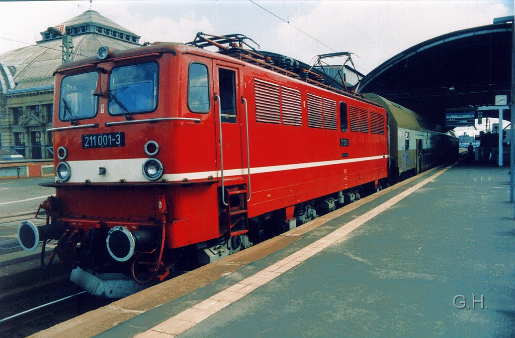 211.001_Halle.05.JPG - Am 30. März 1995 Halle Hbf am Bahnsteig 2. 211 001 ist Abfahrbereit mit den Nahverkehrszug nach Eilenburg, bestehend aus zwei Doppelstockwagen. Zu dieser Zeit gab es öfters Einsätze der Museums E11 001 vor Nahverkehrszügen und der S-Bahn in Halle. Heute ist dieses Lok nicht mehr Betriebsfähig.