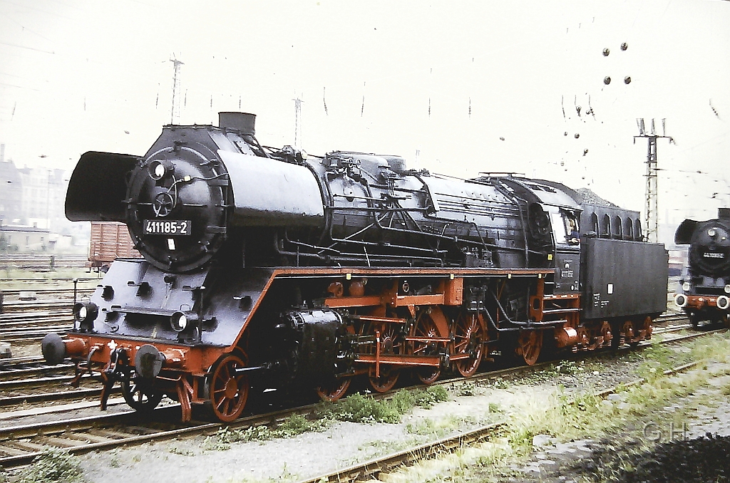 41_1185_Gbh-Halle_1989_01(2).jpg - Im Jahre 1989 gab es auf den Güterbahnhof Halle zu seinen 100. Jährigen bestehen eine große Fahzeugschau. Hier am Ende der Viehrampe welche man über die Zufahrt zum damaligen Verwaltungsgebäude der Güterabfertigung erreichte. In diesen befand sich ein "Traditionkabinett" welches auch geöffnet war. Hier zu sehen ist die 41 1185.