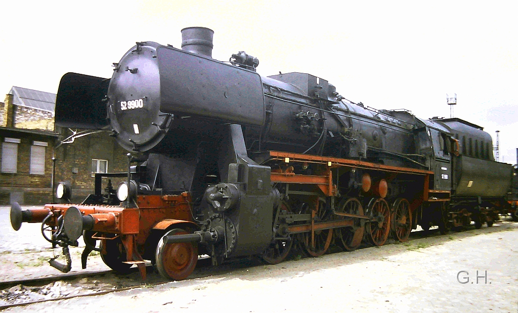 52_9900_Ga-Halle_25.04.1992.01(2).JPG - Aus Anlass 25. Jahre S-Bahnbetrieb in Halle gab es auf der GA (Güterabfertigung) Halle eine Fahzeugschau am 25. April 1992. Im Bild die Kohlenstaub 52 9900 wobei diese Maschiene ein Rollfähiges Exponat ist und zur Erinnerung an die Kohlenstaubloks hergerichtet wurde.