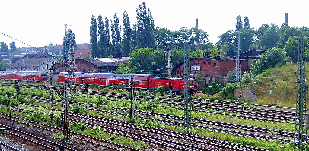 Bw-P_Schuppen3_Berliner-Str.012(2).JPG - Blick auf das ex. Bw Halle P mit den zum Verfall preisgegebenen Rund-Schuppen 3. am 4. Juli 2009. Dieser steht zwar unter Denkmalsschutz jedoch wurde er schon lange nicht mehr genutzt und ist auch zum Teil schon eingestürzt. Das davor liegende Gleis wird von BD Regio zum Abstellen der Ganzzüge genutzt.