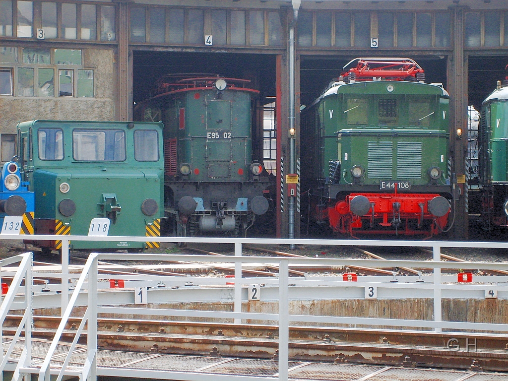 BwP_schuppen.05.07.08-005.JPG - Am 5.7.2008 im BD Museum Halle / Saale. Zusehen sind, von links beginnend das ASF (Akkuschleppfahrzeug), die E 95 02 wobei man hier bestrebt diese weitesgehend wieder Aufzuarbeiten und die E 44 108. Dies sind alles Fahrzeuge die zum Bestand in Halle gehören.