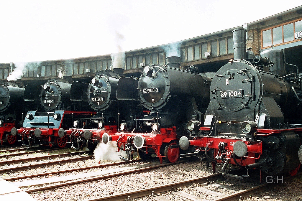BwP_schuppen.05.07.08-007.jpg - Am 5.7.2008 im BD Museum Halle / Saale. Zu sehen sind die 35 1097 und die 52 8154 als Gastfahrzeuge. Als eigene Fahrzeuge die 52 9900 eine Kohlenstaubmaschiene und die 89 1004.