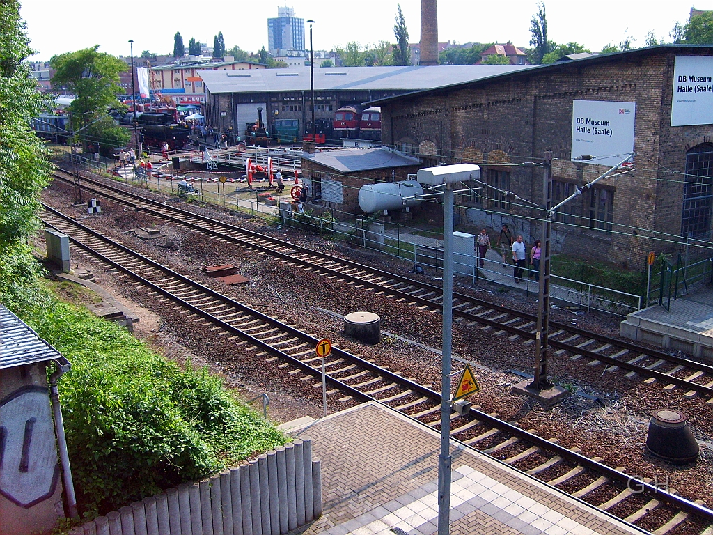 DB_Museum_ex.schuppen4_023(2).JPG - Blick von der Steintorbrücke mit den darunterliegenden S-Bahn-Haltepunkt Steintorbrücke auf das heutige BD-Museum den früheren Schuppen 4. vom Bw Halle P am 4. Juli 2009 zum Sommerfest.