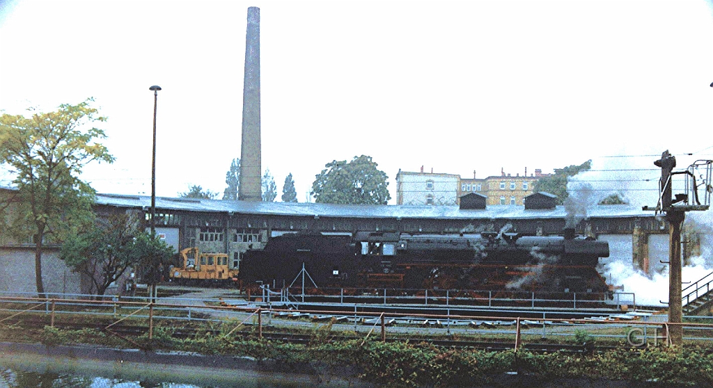 Halle_Bw_P_03.1010.05.jpg - Im Jahr 1997 im Bw Halle P der Museumsschuppen. Die 03 1010 verläßt gerade die Drehscheibe für eine Sonderfahrt.