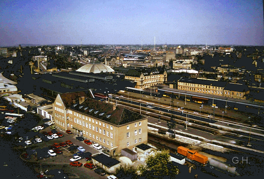 Hbf-Halle-von_Rbd_aus_1992.01(2).JPG - Ein schöner Blick über den Hbf Halle mit seinen Anlagen. Im unteren Bildrand kommt gerade eine 111 mit Kesselwagen vom Thüringer Bahnhof. Heute ist dies längst Geschichte und der Thüringer Bahnhof ist heute eine Parkanlage. Das vordere Gebäude ist die Reichsbahnklinik, heute ein Ärztehaus. An ihrer Stelle stand bis zum Ende des Krieges das 1932 eröffnete südliche Eingangsgebäude mit den Zugang zum Bahnsteig 1. Das Bahnhofsgebäude sieht man hier von Hinten, wie man es sonst nur vom Bahnsteig aus z. B. sieht. Die Aufnahme entstand vom Turm der RBD Halle aus. Wobei das Gebäude von der Bahn veräußert wurde.