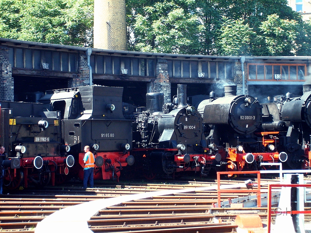 Schuppen4_010(2).JPG - Zum Sommerfest im DB Museum Halle am 5. Juli 2009 präsentieren sich am Schuppen auch diverse Gastmaschienen wie die 38 1182 und 91 6580 aus Arnstadt sowie die hier beheimateten Maschienen die nicht mehr Betriebsfähige 89 1004 und die Kohlenstaublok 52 9900.