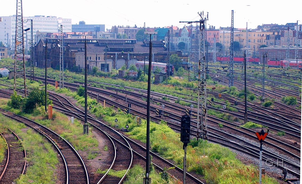 Schuppen5.v.Berliner_Br_002(2).JPG - Blick auf den Schuppen 5. des ex. Bw Halle P am 4. Juli 2009. Der Schuppen war bei der Eröffnung das Modernste im Deutschland mit einer innenliegenden Schiebebühne und nur E-Loks gedacht. Er wurde auch mit einer Unterbrechung nach Kreisende nur für diese genutzt.
