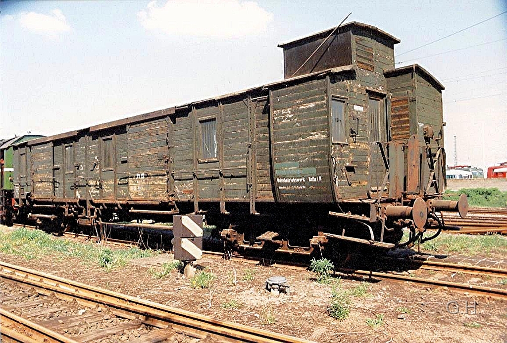 dienst-bwp-halle.001.jpg - Ein  ehemaligen Gepäckwagen der DR der im Bw Halle P als Gerätewagen genutzt wurde. Dies ist ein Wagen ist der im letztem Weltkrieg in der damaligen sowjetischen Besatzungszone verblieben ist. Die Aufname ist am 7. Mai 1994 im Bw Halle P am Rande einer Fahrzeugschau gemacht worden.Durch eine Rückinformation zu diesen Foto hat sich herrausgestellt es handelt sich um ein Gepäckwagen der ehemaligen HIJSM (Hollandsche Ijzeren Spoorweg Maatschappij) - später NS - Baujahr 1914, Hersteller HaWa Hannover mit 56 Stück. Alle Wagen wurden dort nach 1945 ausgemustert u. ein Exemplar ist dort auch noch erhalten geblieben.Der auf den Foto zu sehende Wagen ist später bis 2003 in Aschersleben abgestellt gewesen. Dann ist er nach Goes / Zeeland / Niederlande gekommen wo er restauriert wird.