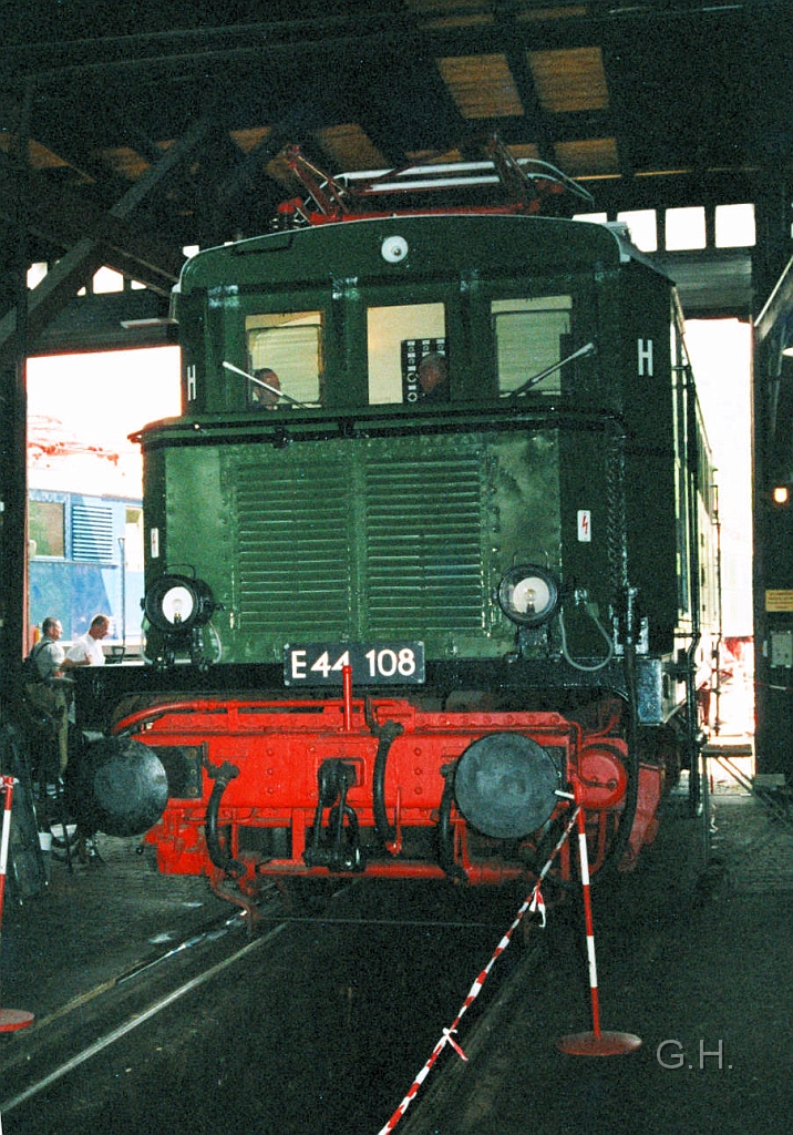 e44-108_5.7.08_bwp-halle.001.jpg - Die E 44 108 im Schuppen am 5.7.2008 im BD Museum in Halle / Saale. Die Maschine gehört zum Bestand in Halle.
