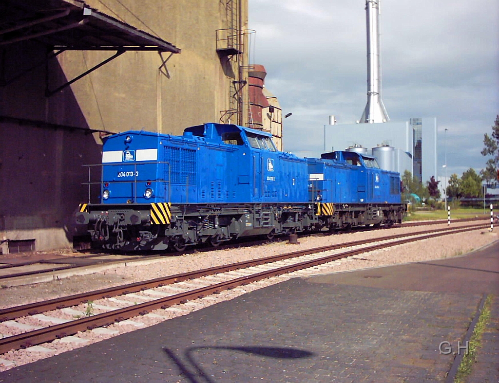 hafen-trotha.001.JPG - Der Hafen von Halle-Trotha wurde komplett modernisiert. Auch die Gleisanlagen sind alle erneuert worden mit ein Anschluss im Bahnhof Halle-Trotha. Zwei ehemalige Reichsbahn V 100 der PRESS warten auf Ihren nächsten Einsatz. Die Aufnahme entstand am 10. Juli 2004. Im Hintergrund ist das erst wenige Jahre alte neue Heizkraftwerk von Trotha zu sehen. Wo man heute überlegt es durch ein Neues zu ersetzen.