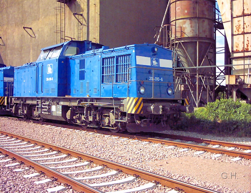 hafen-trotha.002.JPG - Der Hafen von Halle-Trotha wurde komplett modernisiert. Auch die Gleisanlagen sind alle erneuert worden mit ein Anschluss im Bahnhof Halle-Trotha. Zwei ehemalige Reichsbahn V 100 der PRESS warten auf Ihren nächsten Einsatz. Die Aufnahme entstand am 10. Juli 2004.