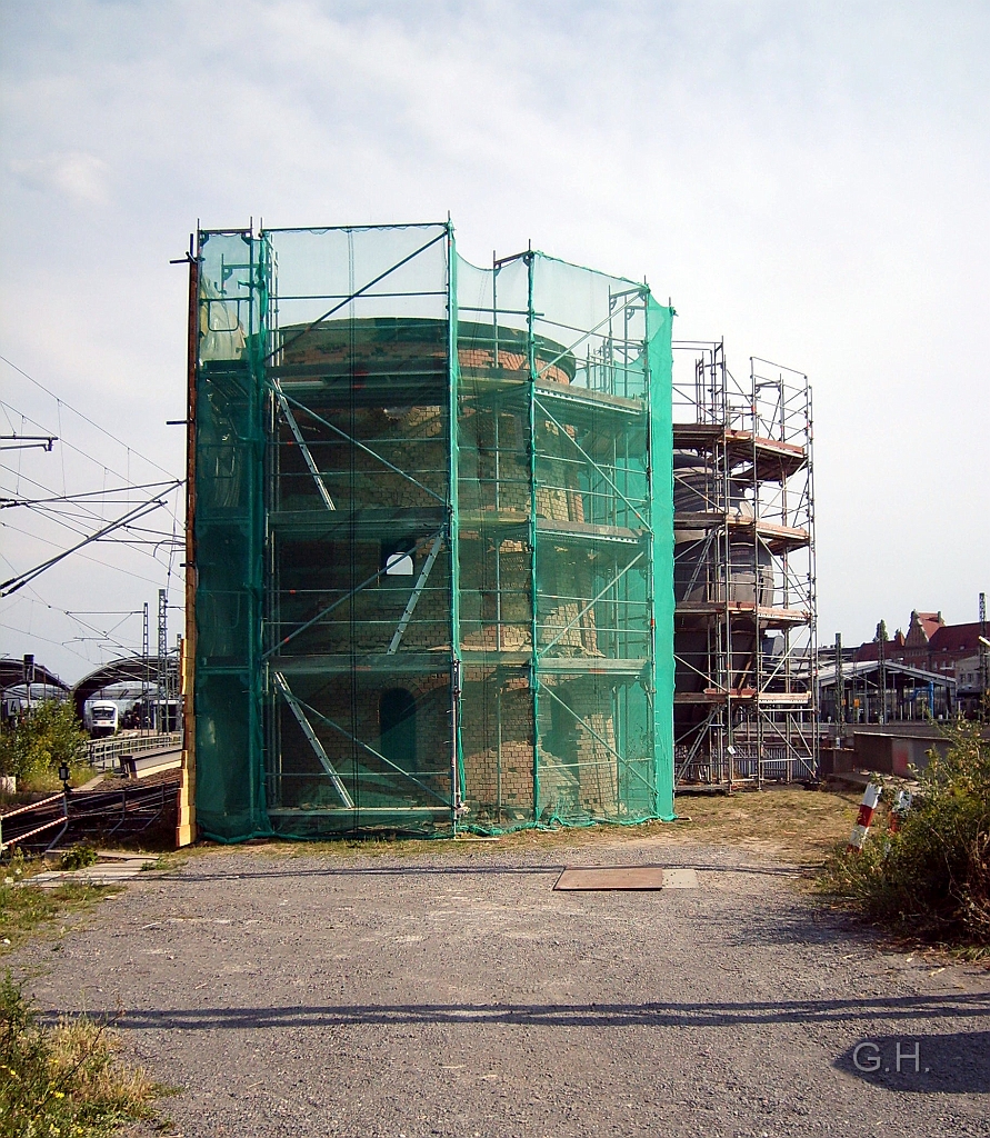 wasserturm-Bahnhof003.JPG - Der Wasserturm am Hbf Halle / Saale wärend seiner Rekonstruktion. Im Hintergrund neben den Wasserturmstumpf ist der Wasserbehälter abgestellt am 31.08.2008.