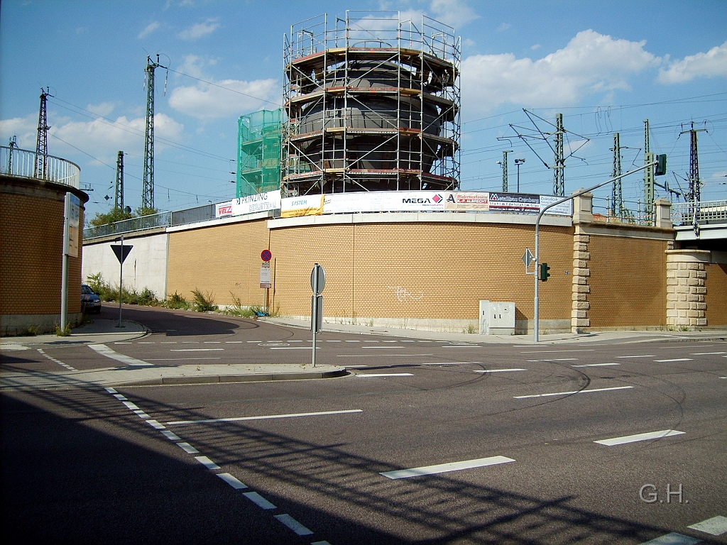 wasserturm-Bahnhof005.JPG - Am 31.08.2008 von der Delitscher Straße aus der Wasserturm des Hauptbahnhof Halle / Saale. Im Vordergrung ist der Behälter und im Hintergrund der eingerüstete Stumpf des Wasserturms zu sehen.