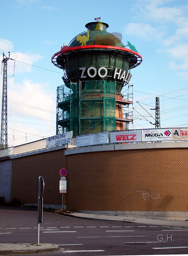 wasserturm-bhf.002.JPG - Der Wasserturm vom Hauptbahnhof Halle kurz vor seiner Fertigstellung am 17.10.2008. Anzumerken ist die Idee den Wasserturm als Werbeträger zu Nutzen ist nicht neu. Sogar zu DDR-Zeiten hatte man dies schon einmal Umgesetzt. Die letzten Halterungen mussten aus Sicherheitsgründen etwa 1995 entfernt worden sein. Leider habe ich von der damaligen Reklame kein Foto. Ich kann mich aber auch noch erinnern das es davon sogar eine Postkarte gab.