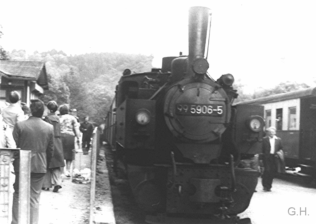 Alexisbad-99.5906.02.jpg - Juli 1977, Bahnhof Alexisbad 99 5906 ist aus Gernrode angekommen. Er fährt weiter bis zum damaligen Endpunkt der Strecke Straßberg. Auf den Nebengleis steht ein zweiter Zug der entweder nach Gernrode oder nach Hargerode fährt, die damals noch reguläre Doppelausfaht.