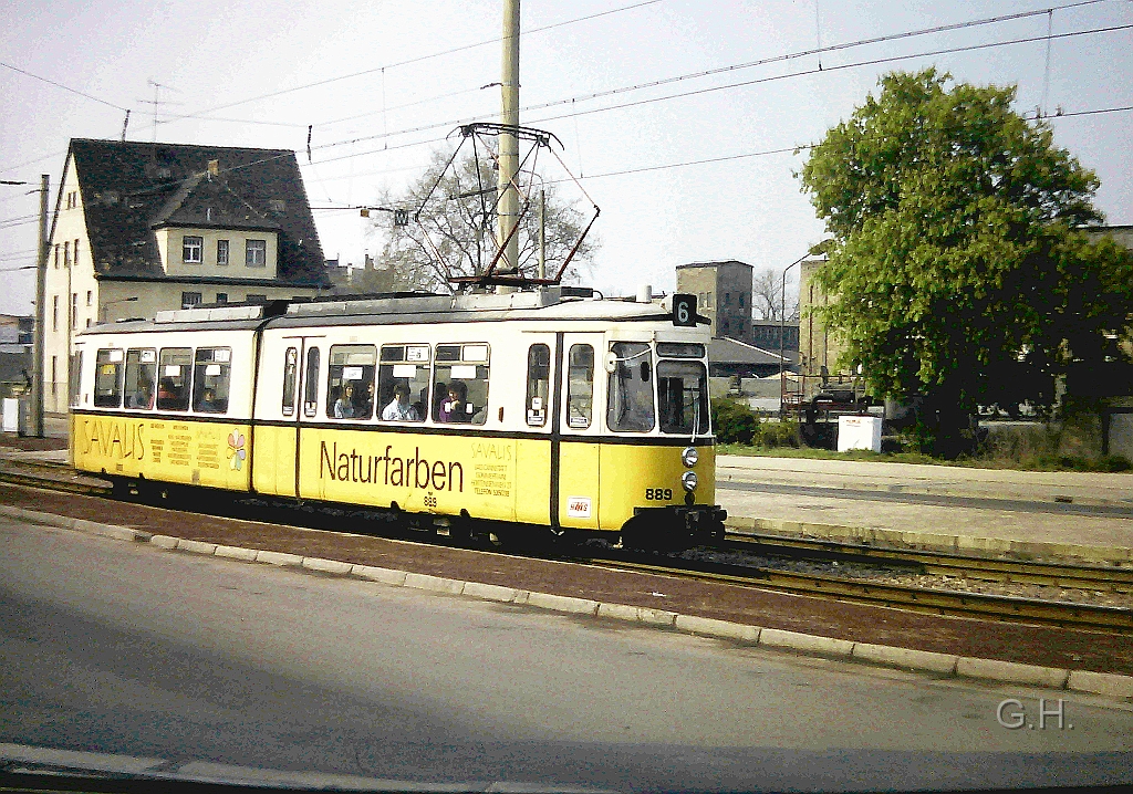 Tw889_Boellberger-Weg_1991.01(2).JPG - Die ersten Gelenktriebwagen wie der Tw 889 kamen nach der Wende als gebauchte nach Halle. Unter anderen aus Stuttgart und sind hier nur einige Jahre im Einsatz gewesen bis genügend Neubautriebwagen vorhanden waren. Die Aufnahme entstand 1991 auf den Böllbergwer Weg kurz vor erreichen der Haltestelle Böllberger Weg des von der Südstadt kommenden Triebwagen.